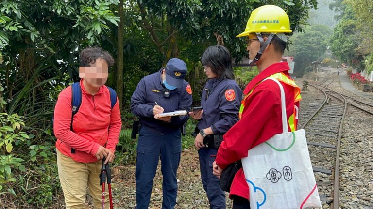 林鐵及文資處會同警方於樟腦寮車站取締遊客行走軌道