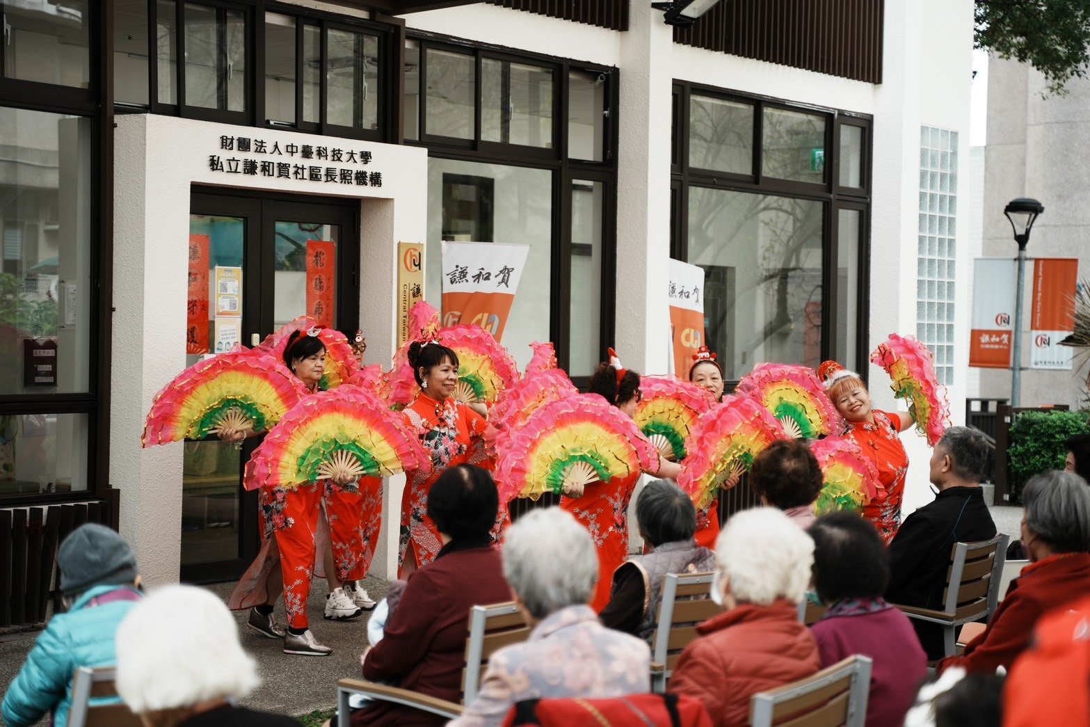 中臺科大謙和賀日照中心辦美妝攝影體驗 ，長輩笑顏綻放溫暖全場。