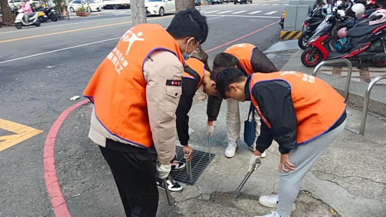 台中市政府環保局召台中科技大學師生、附近里民及環保志工一同淨街撿煙蒂