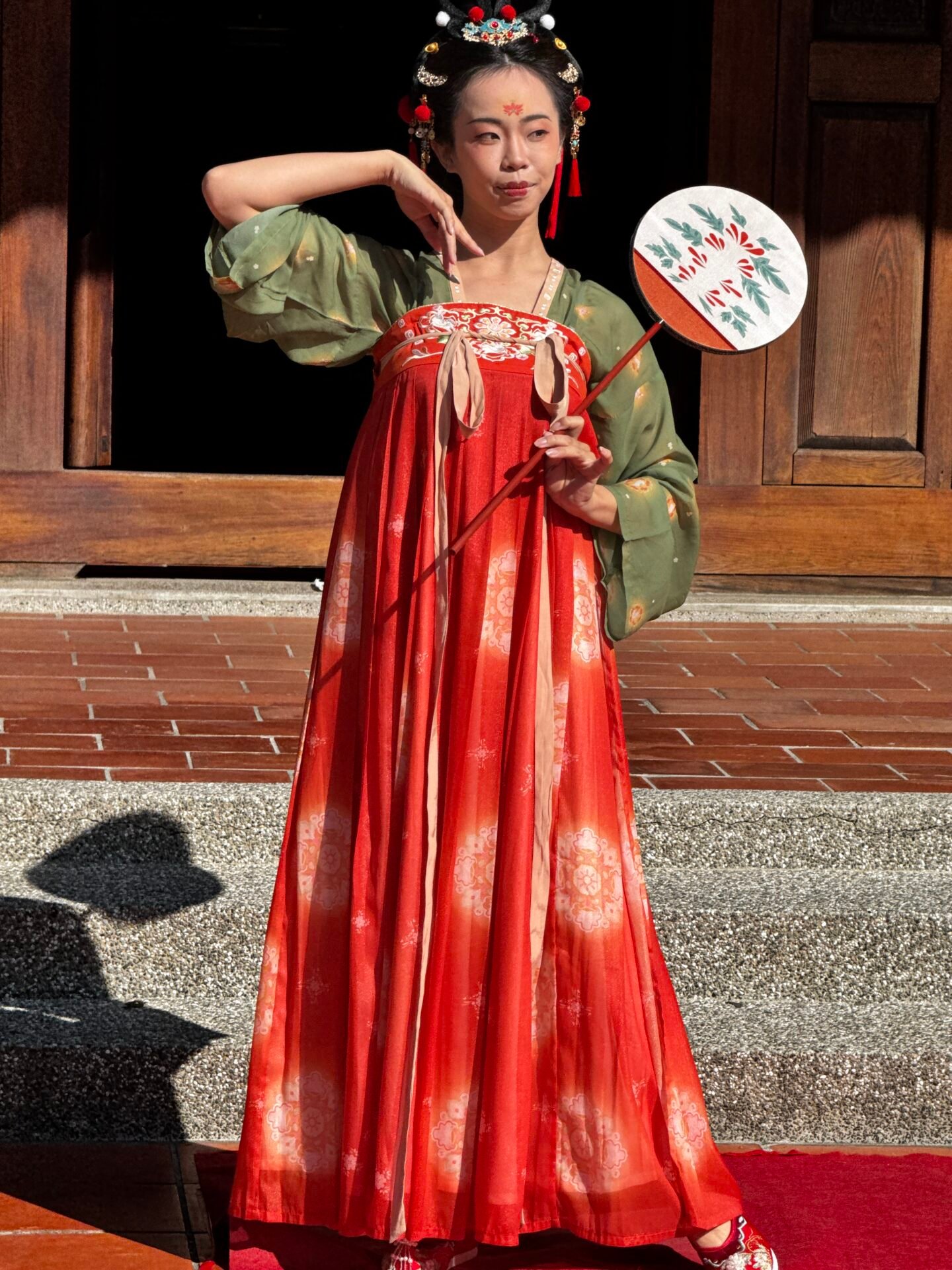 台灣民俗文物館《百里挑衣》傳統服飾展歷代服飾走秀，圖為唐制齊胸儒裙漢服。（葉志雲攝）