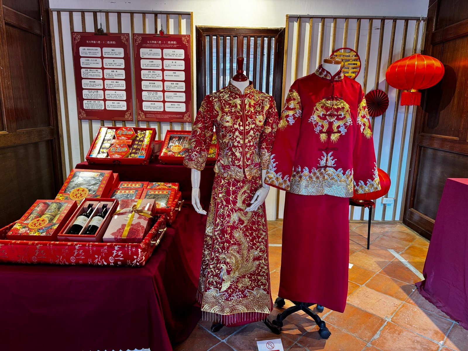 台灣民俗文物館《百里挑衣》傳統服飾展，圖為展出婚禮囍服。（葉志雲攝）