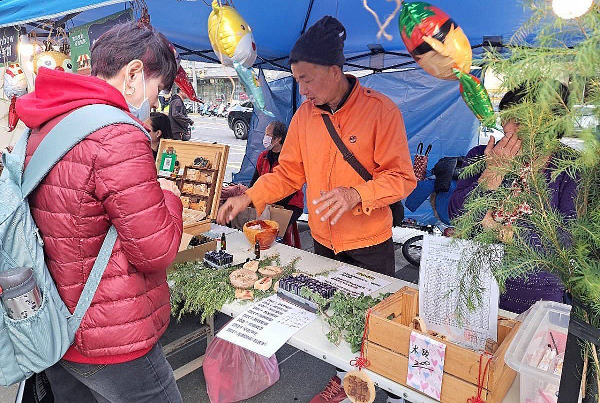 攤位還提供在地特色美食如包子饅頭、東山龍眼乾及手沖咖啡，吸引眾多民眾參與。