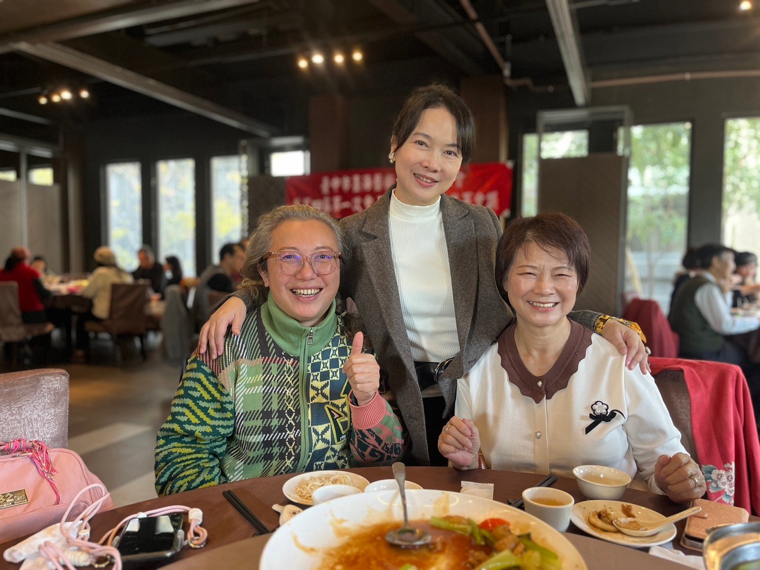 墨海藝術協會廖迎晰（中）和藝術家林昀瑀（左）及邱悅慈（右）合影。