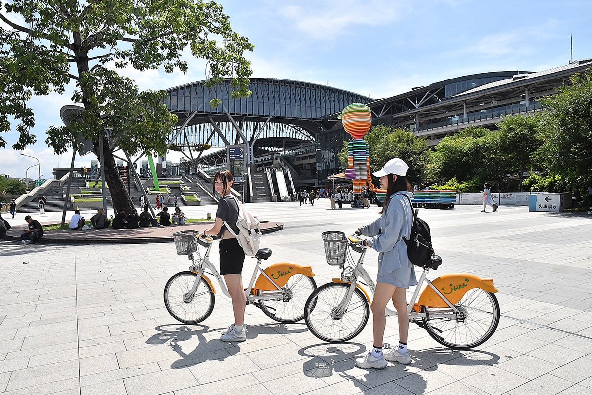 民眾從生活中響應台中市府-藍天白雲行動計畫-騎youbike挺環保-累計騎乘人次突破9-980多萬人次-1億人次叩關在即