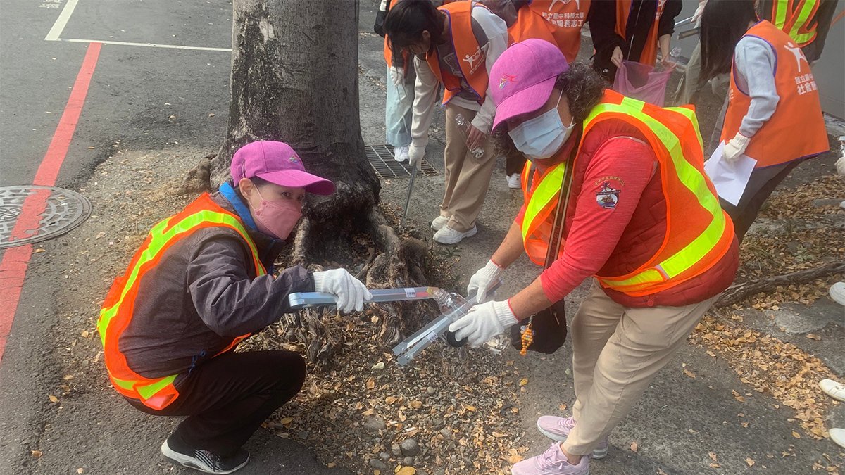 學生與志工在，台中科技大學、中友百貨商圈周邊道路一小時內撿出煙蒂2.9公斤