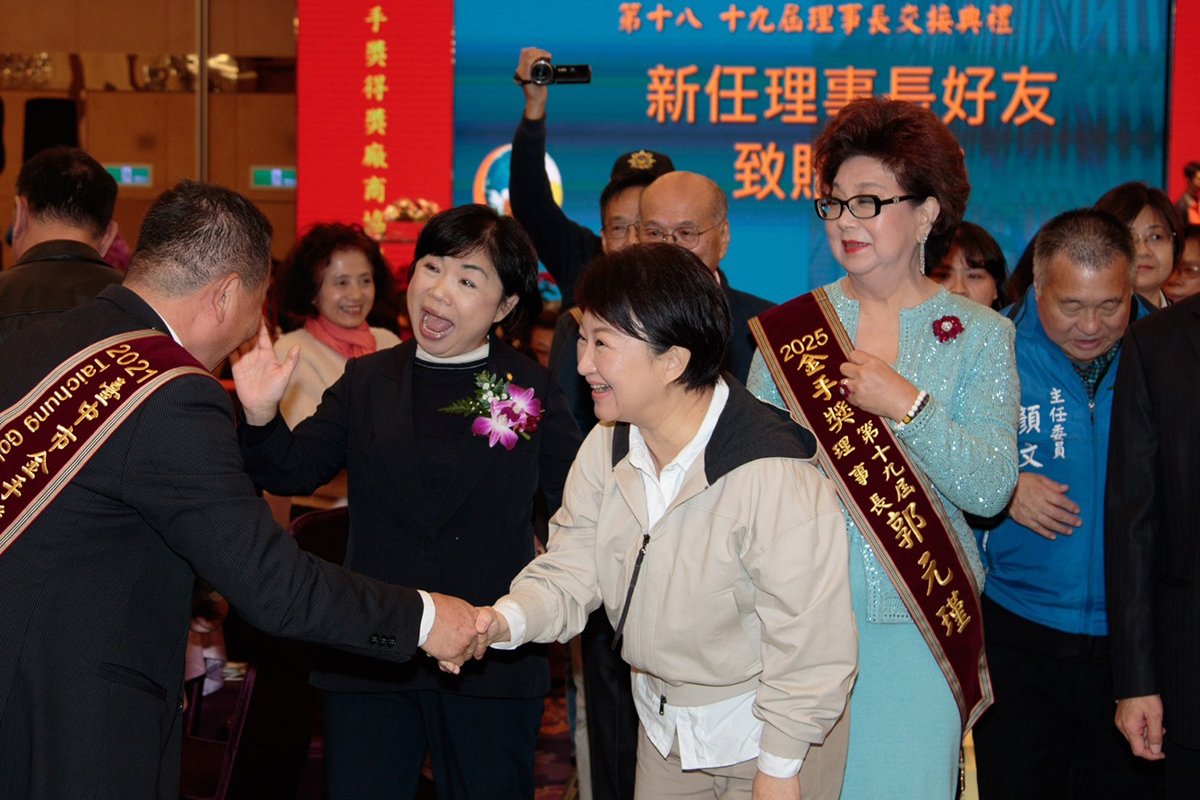 盧市長與歷任理事長握手致意