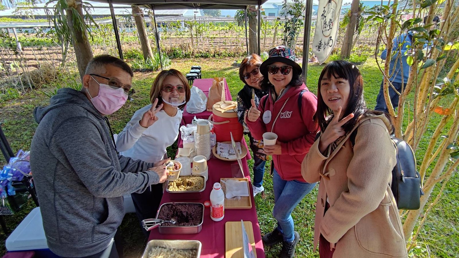 食科系友經營企業永德堂贊助紅豆薏仁粥。