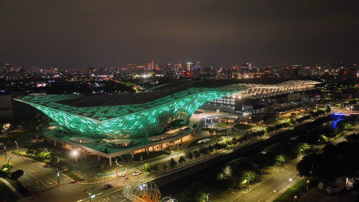 台中會展中心於夜空中綻放光芒