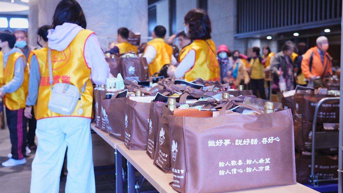 愛心物資箱內含油 米 麵條等民生用品 0