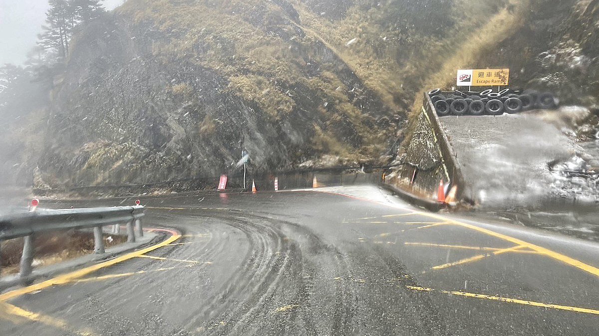 今日清晨合歡山地區因低溫和高濕度條件，水晶宮路段道路崎嶇蜿蜒，部分區域積冰問題特別嚴重