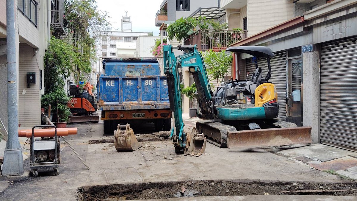 無論是在道路施工、坑洞修補、公園園道維護，或其他公共設施相關問題，市府都將隨時提供協助。