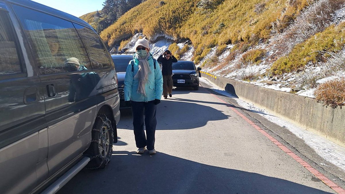 公路局提醒，高山地區氣候嚴峻多變，行前請備妥個人裝備與車輛雪鏈