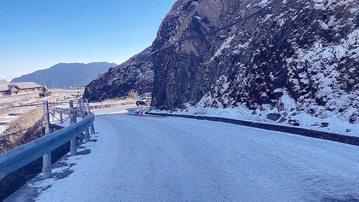 武嶺至松雪樓段道路蜿蜒，結冰情況易導致打滑，從今日20時起進行雙向封閉，暫不開放通行。