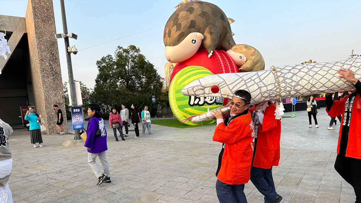 邀請來自日本群馬縣老神溫泉協會的「白蛇神轎」大蛇祭活動熱鬧登場，為燈會揭開序幕。