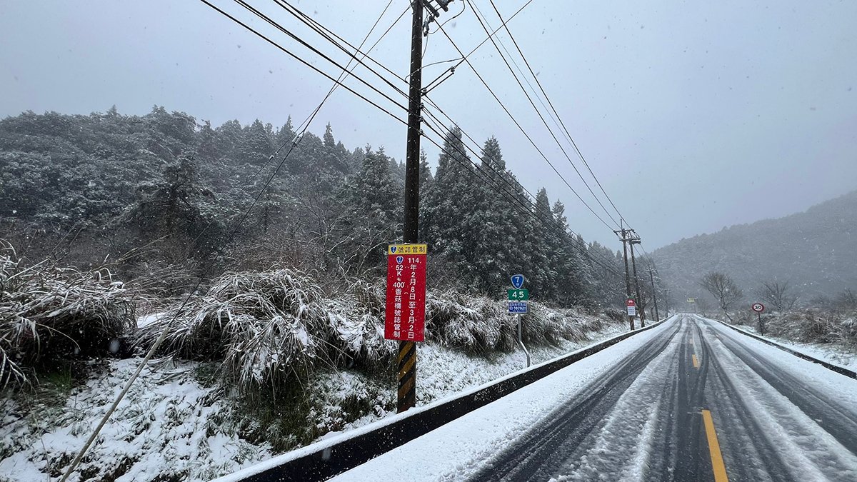 此次降雪預計持續至明日，氣象局呼籲遊客密切留意天氣與道路狀況。