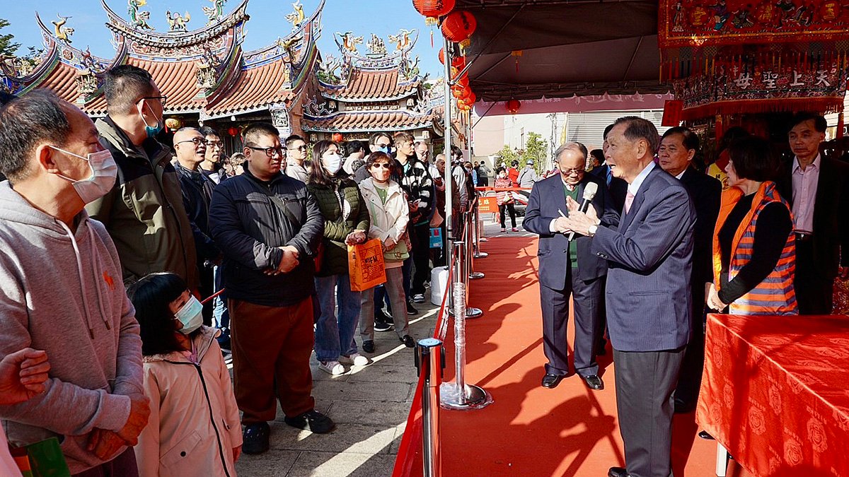 清晨七點多，就有不少鄉親、信眾，到萬和宮行春、參香或在萬和文化大樓一樓等候安燈，人潮川流不息。