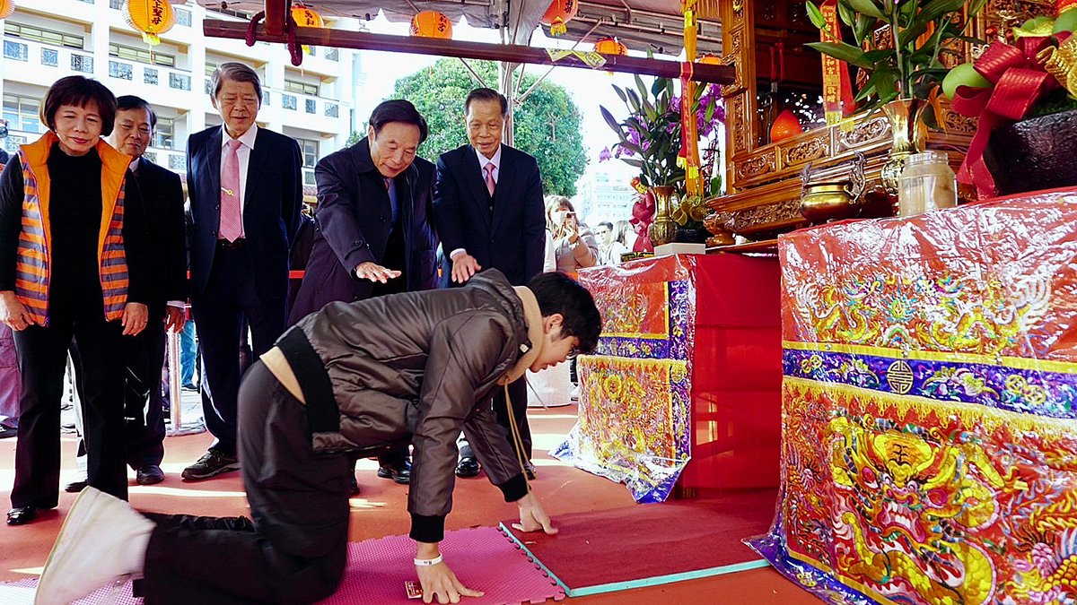 萬和宮大年初一香火鼎盛  踜轎腳祈福熱鬧登場