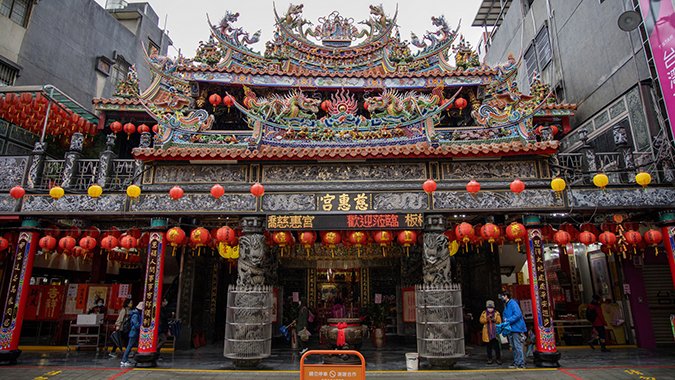 慈惠宮媽祖廟位於板橋區鬧區，是媽祖信仰中心。