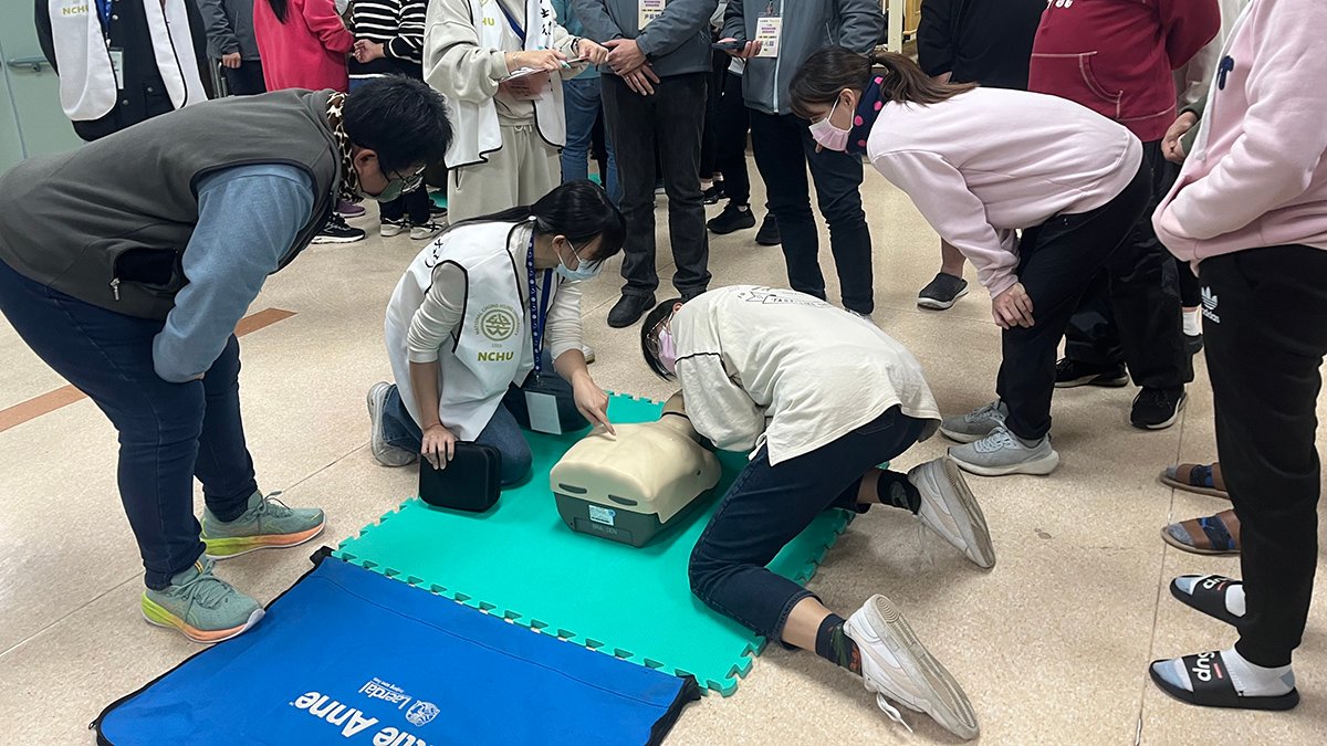 童綜合醫院與中興大學攜手 深入偏鄉強化醫療資源 2 學生透過實地參訪與學習,了解如何在未來醫療服務中應用所學,並學習公共衛生預防醫學的實務技能。