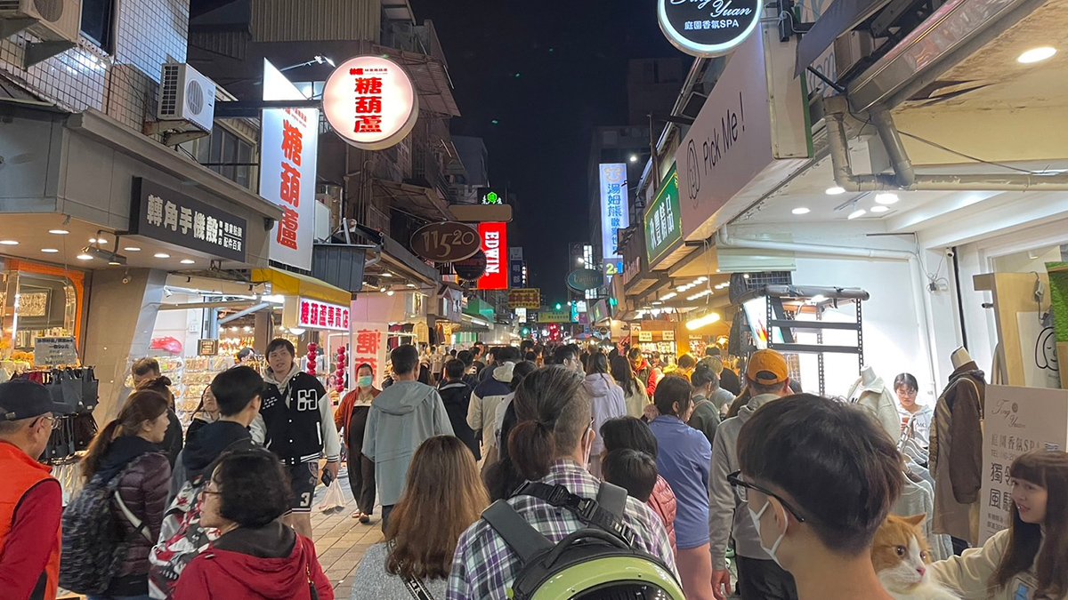 遊客到國華街逛街吃美食