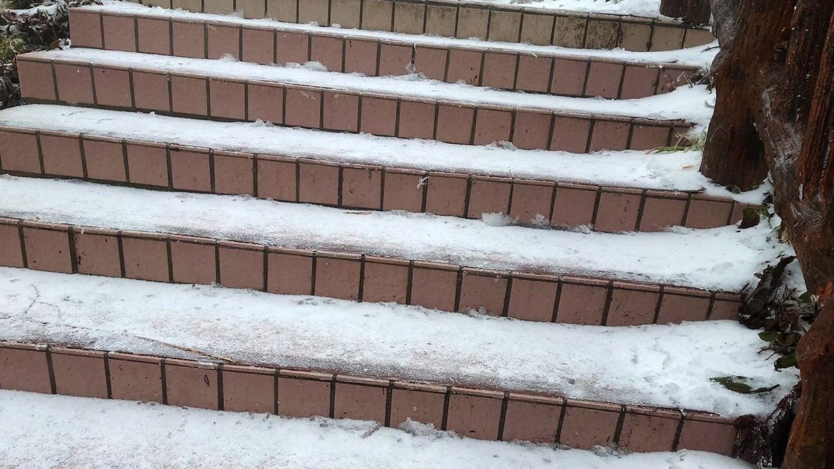 由於雪融後的寒冷氣候，部分路面結冰變硬，增加行車與行人的風險。