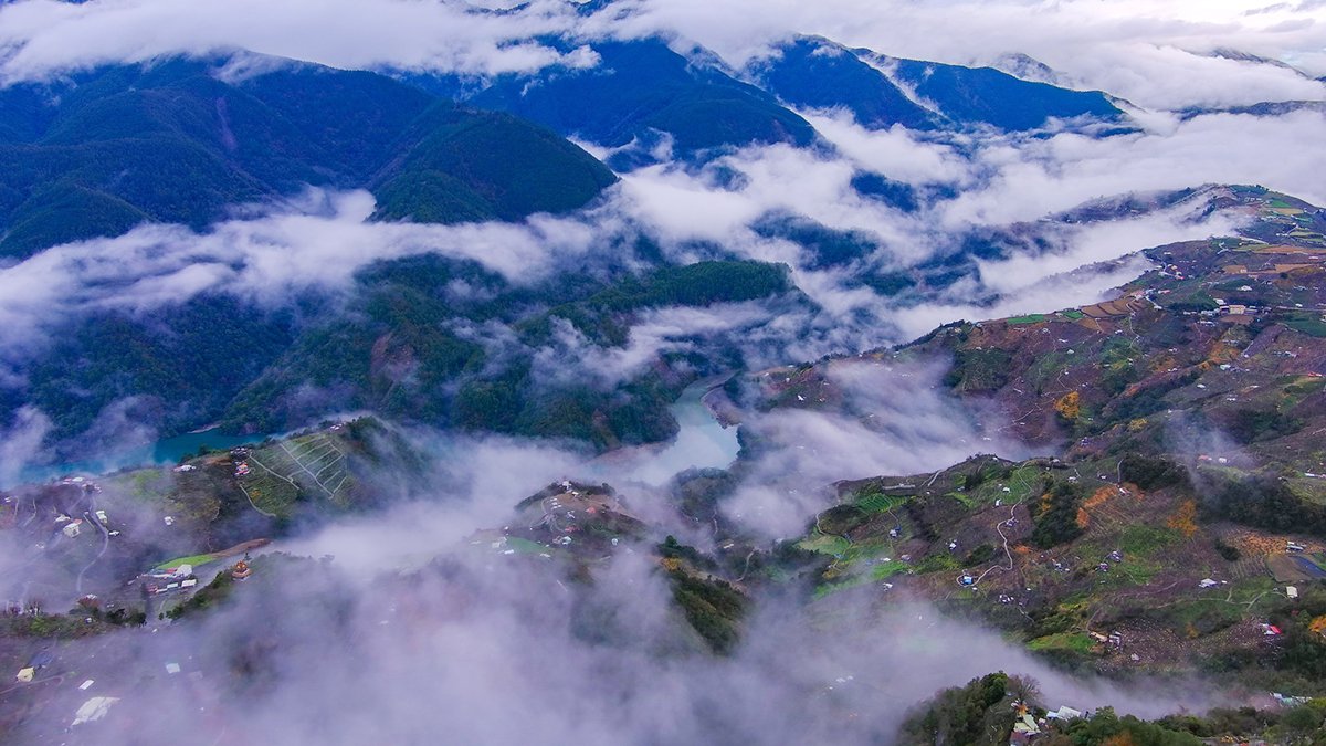 合歡山路段因夜間低溫進行預警性封閉，白天則視積雪情況限加掛雪鏈車輛通行。