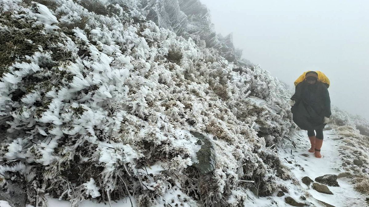 近來台灣各地山區頻傳因輕忽雪季登山風險而發生的山難案件