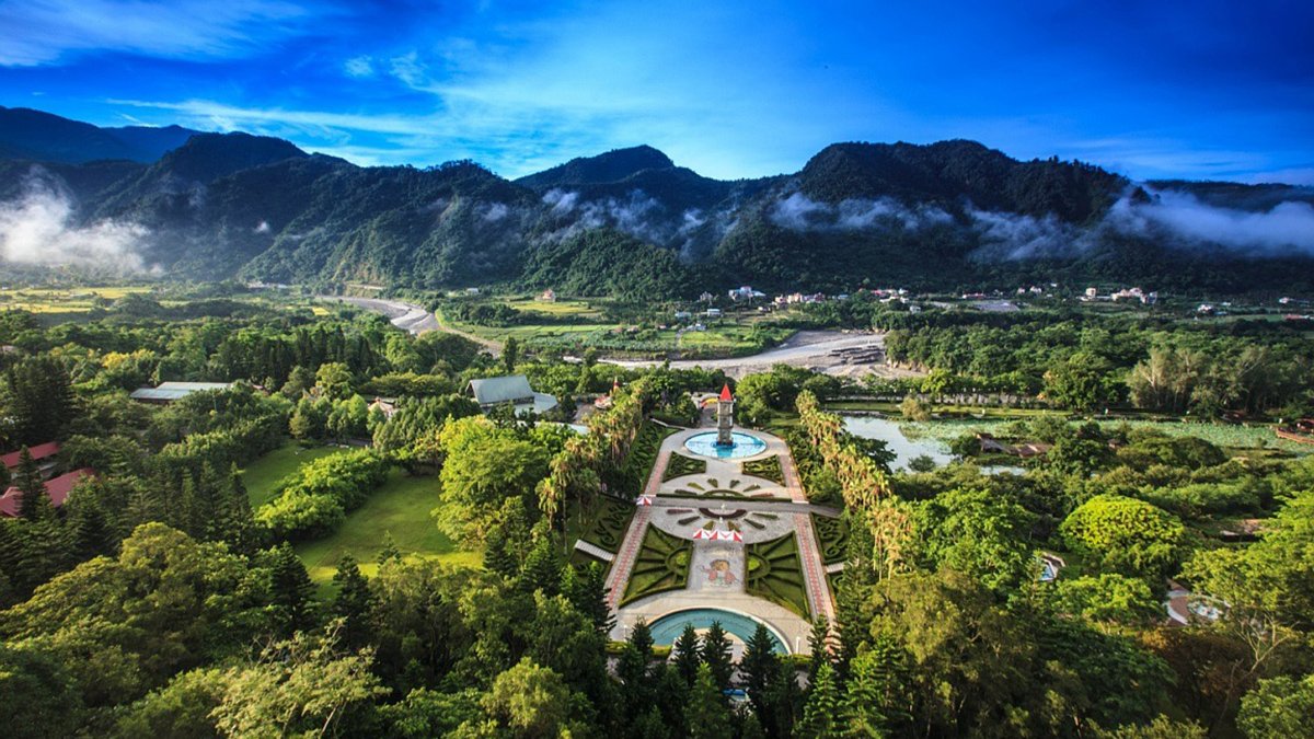 旅客在享受城市海線美景的同時，也能感受到翠綠山林中的寧靜與舒適。