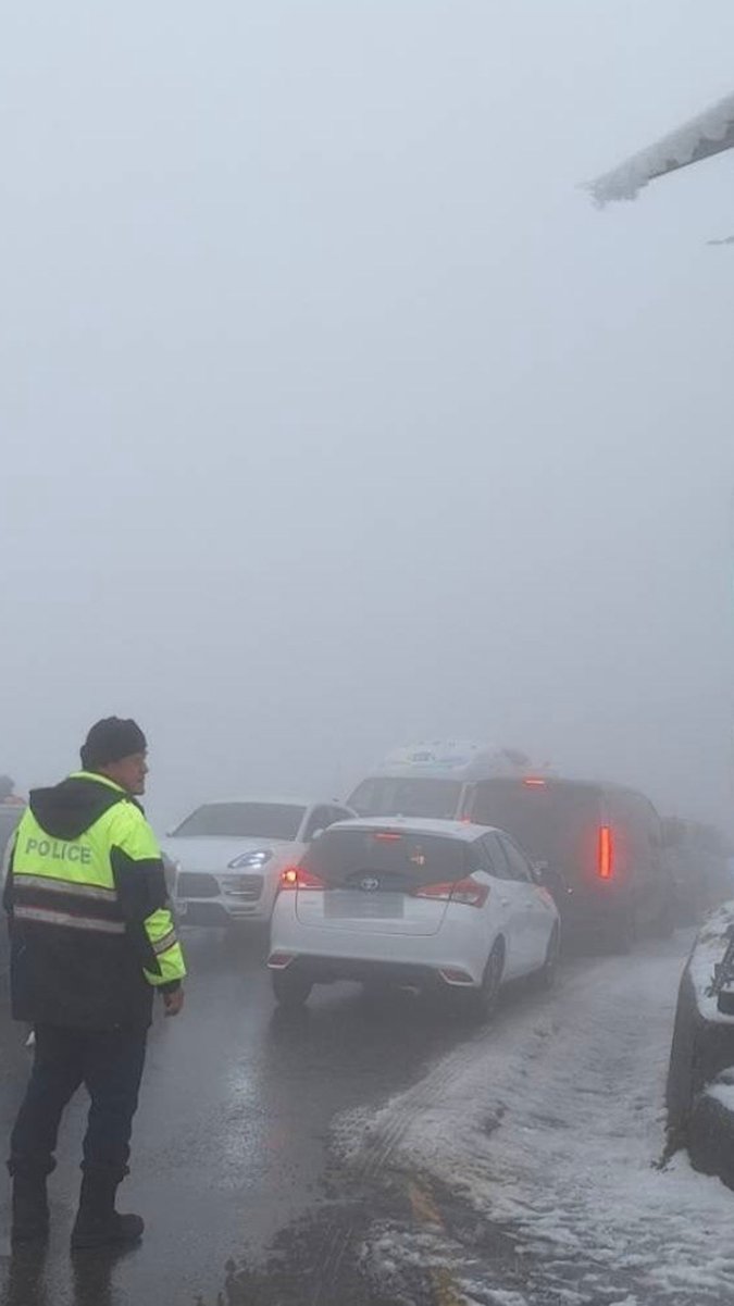 目前合歡山武嶺地區停車場已滿