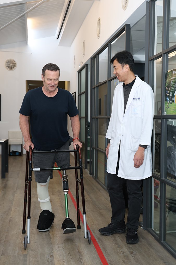 童綜合醫院整形外科蔡穎瀚醫師執行顯微皮瓣移植重建手術，經歷了十幾個小時的顯微手術終於保住威廉的右下肢