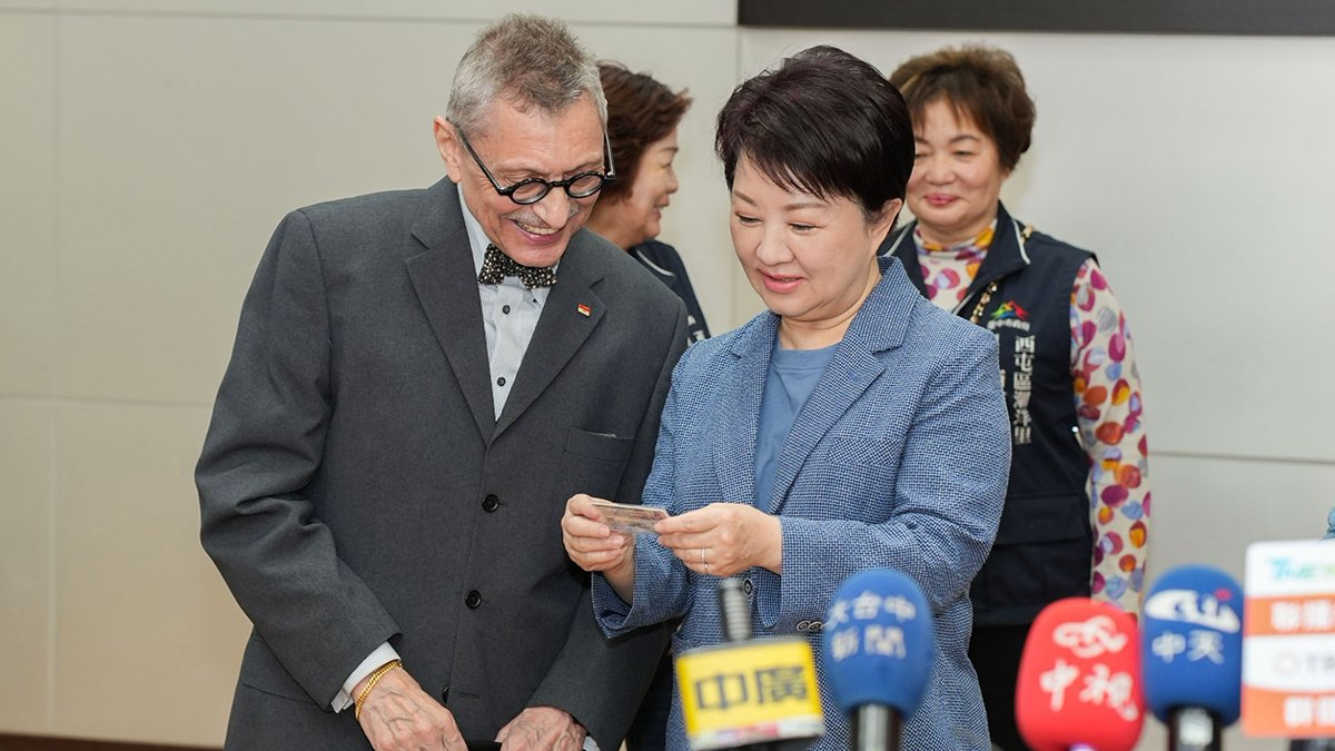 台中市長盧秀燕今日為加拿大籍老師利昂爺爺送上敬老愛心卡 感謝他喜歡台中