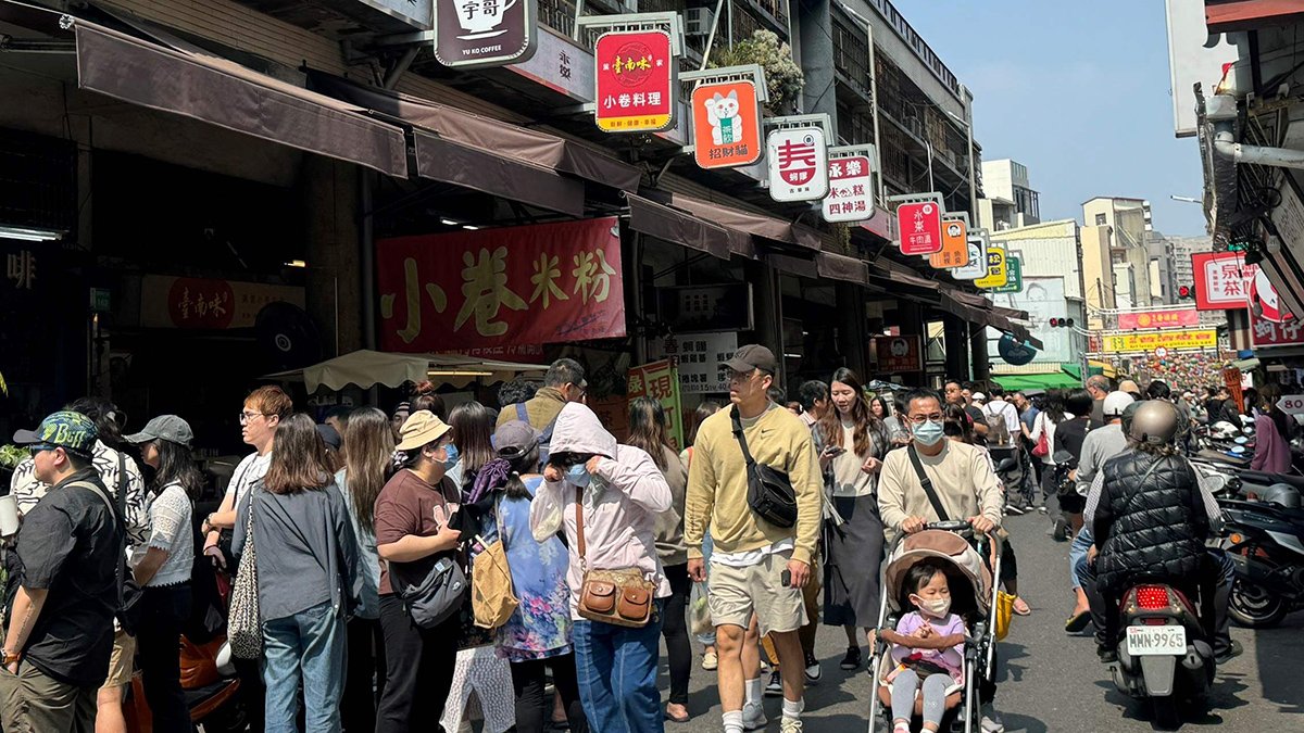 國華街小吃店人潮絡繹不絕