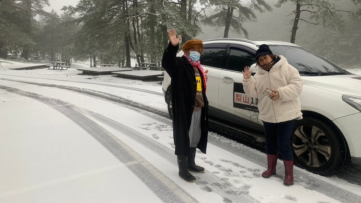 梨山幸福巴士在寒冷的飄雪天氣正常發車行駛-溫暖梨山民眾的心