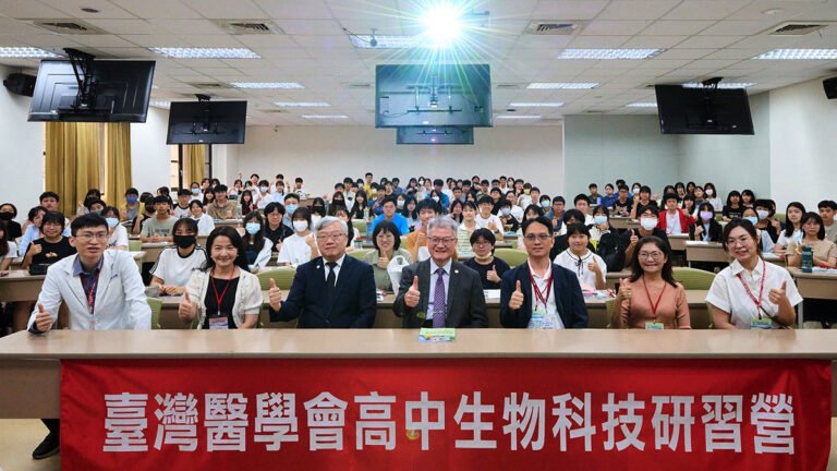 01zhongshanyidaxiaozhanghuangjianningqianpaizuosif