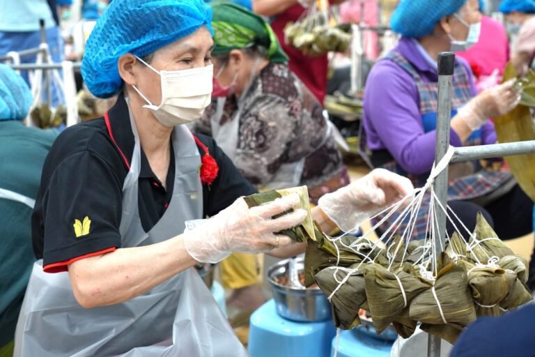 2萬顆愛心素粽溫暖端午 元亨寺攜500志工包粽助弱勢 1 335413 10084313296806932461701689670214739428470583746046333452222472874948