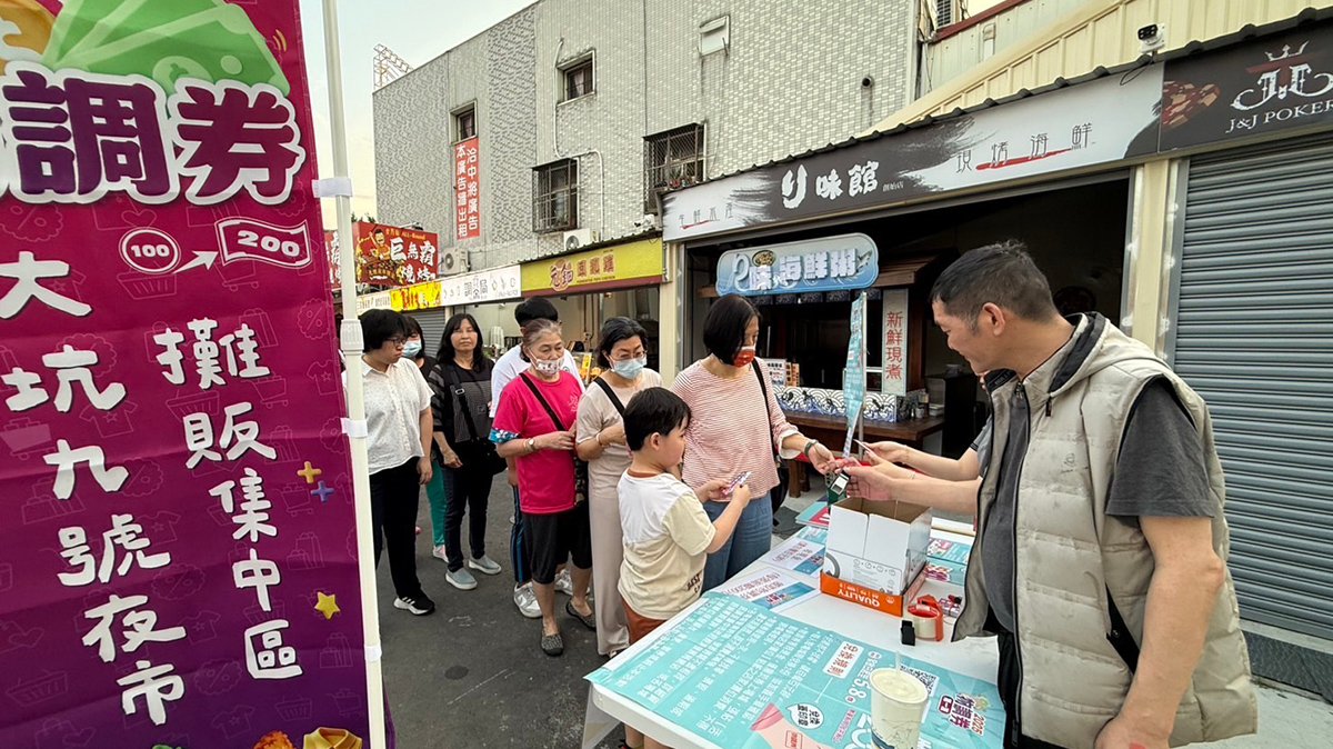 2025物調券登場 黃昏市場、夜市人潮熱絡 民眾直呼「今晚加菜囉!」 12