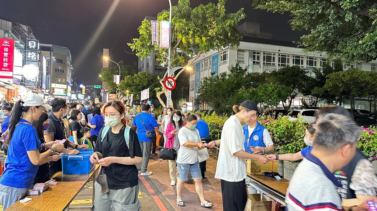 2025物調券登場 黃昏市場、夜市人潮熱絡 民眾直呼「今晚加菜囉!」 10