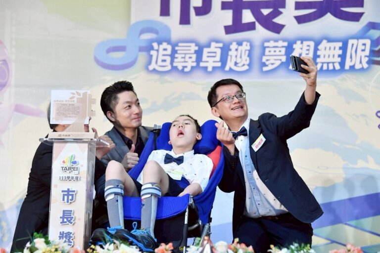 113學年度市長獎頒發 蔣萬安勉畢業生勇敢追夢 1 353413 071119625627662446610601549304530091484286833853149485277796754204