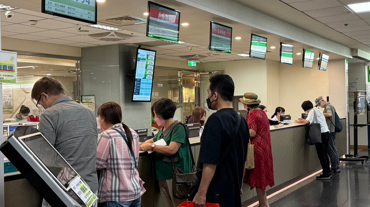新冠疫情升溫 台中醫院開設「新冠特診」籲民眾落實防疫三要 2 S 1712700