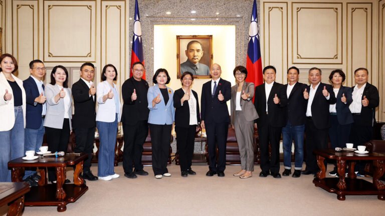 藍營八縣市赴行政院提訴願 國民黨團力挺要求恢復補助款撥付 1 line oa chat 250605 111629