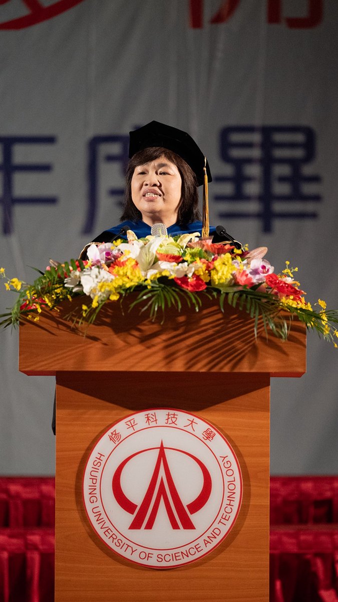 修平科大畢業典禮溫馨隆重 七對夫妻攜手畢業 傳為佳話 2 line oa chat 250608 141911