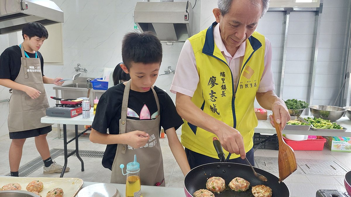 從產地到餐桌!「料理小廚歷險記」營隊 孩子用愛心餐盒為長輩加菜 1 line oa chat 250705 111022 group 1