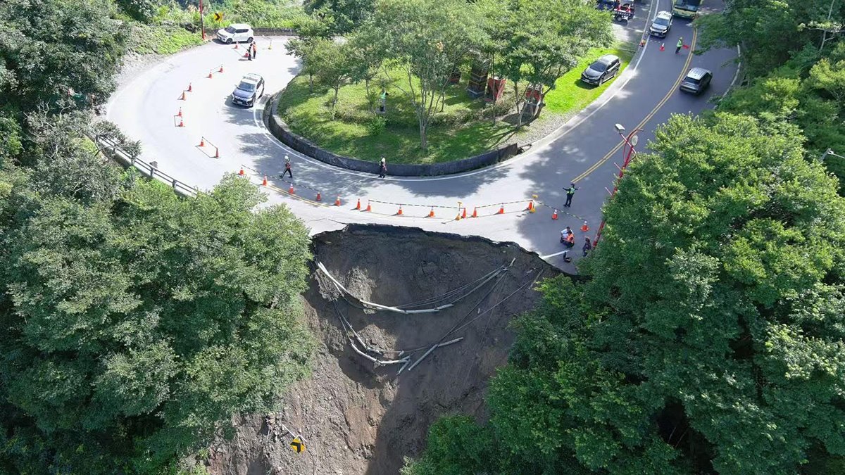 台14線人止關路段塌陷 單線通行中 公路單位搶修拚7月15日恢復雙線 1 line oa chat 250714 002034 group 1