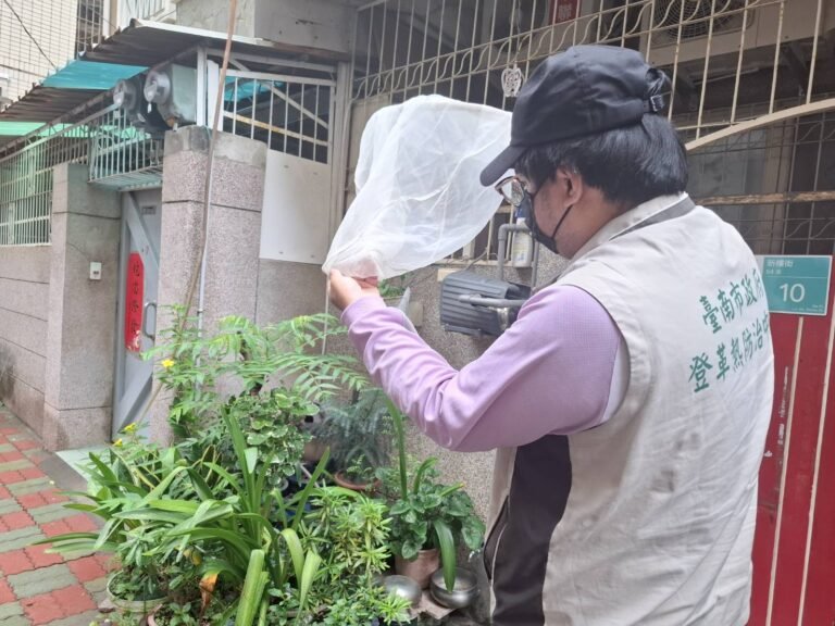 屈公病病例遽增,黄偉哲提醒民眾前往流行地區要做好防蚊措施,出現症狀速就醫,勿拖延 1 1 1 6