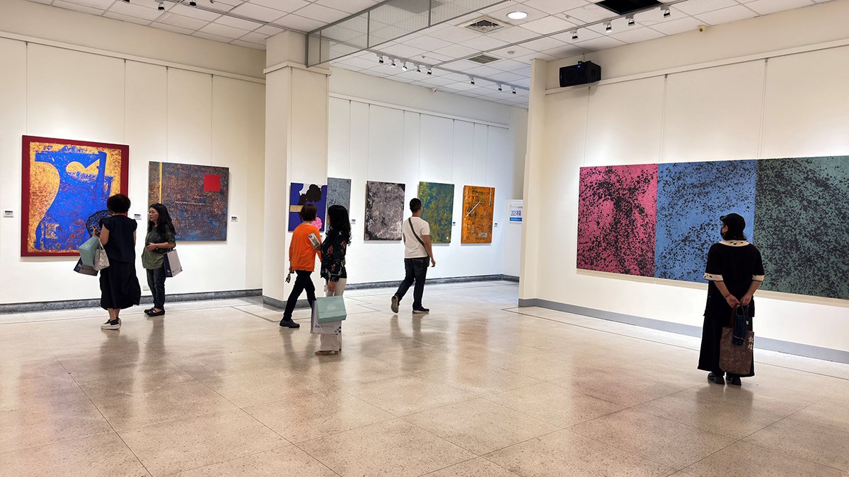 單手揮灑生命色彩 廖吉雄85回顧展大墩揭幕 1 line oa chat 250908 170604