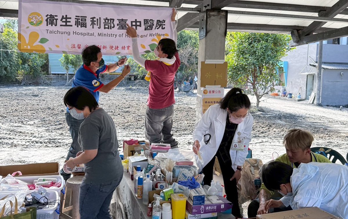 三正妹醫護返鄉進災區設醫療站 醫福會副執行長肯定「最美風景」 2 S 4006095 0