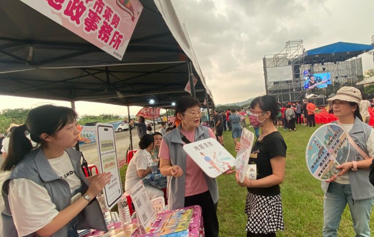 dongshidizhengyuzhongqiuwanhuihuodongyuminzhongjin