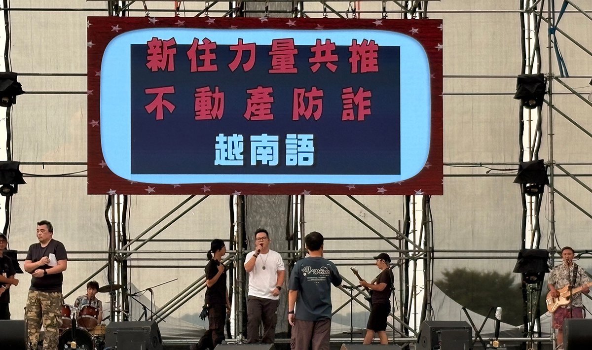 dongshidizhengzaidongshiquzhongqiuwanhuihuodongbof 1