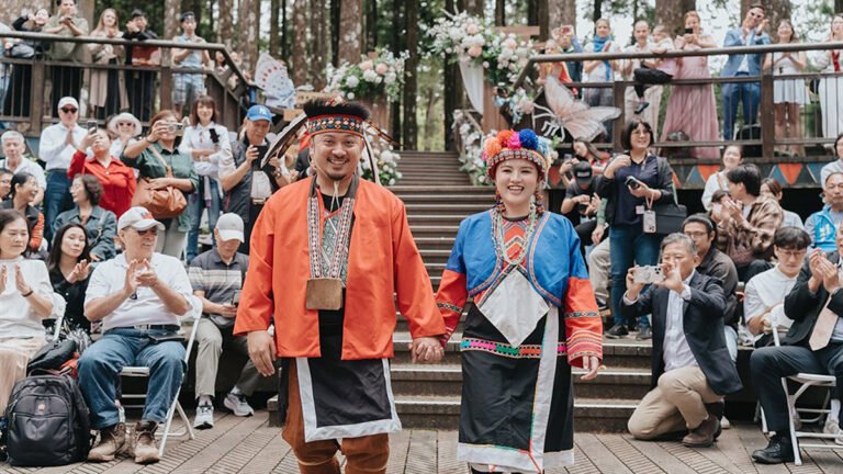 阿里山神木下婚禮邁入第19年 跨國新人見證千年誓言、浪漫樂聲飄揚山林 3 xinrenzhechuantongzouzufushi