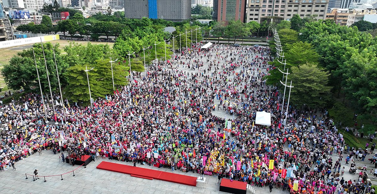 zhongshifuguoqingshengqi23wanrencijibaofuqianguang